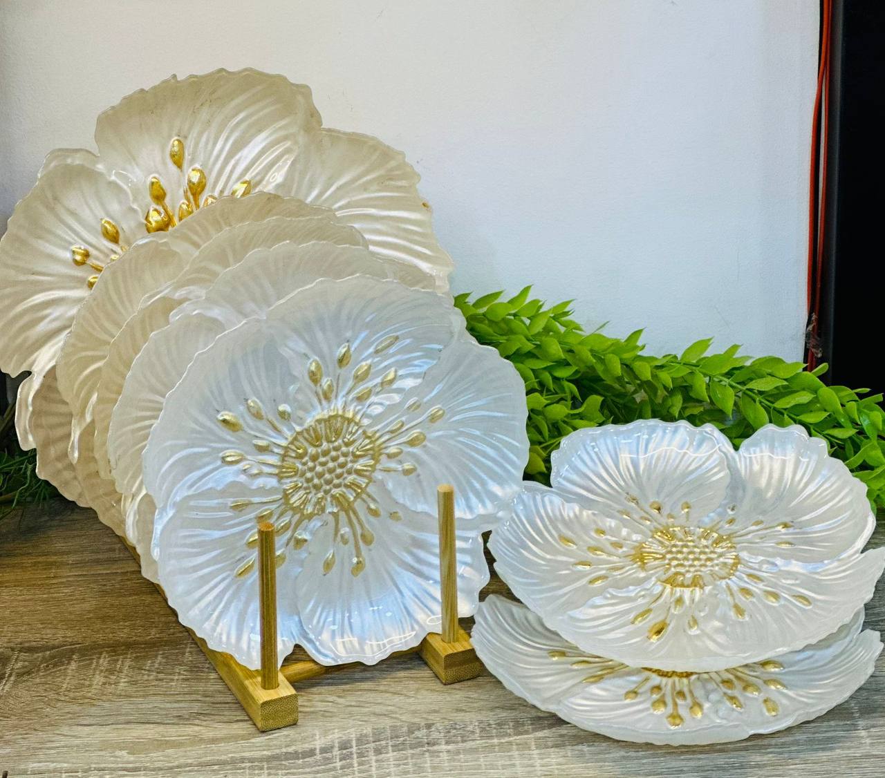 Inner Gold-Tipped Flower Plates