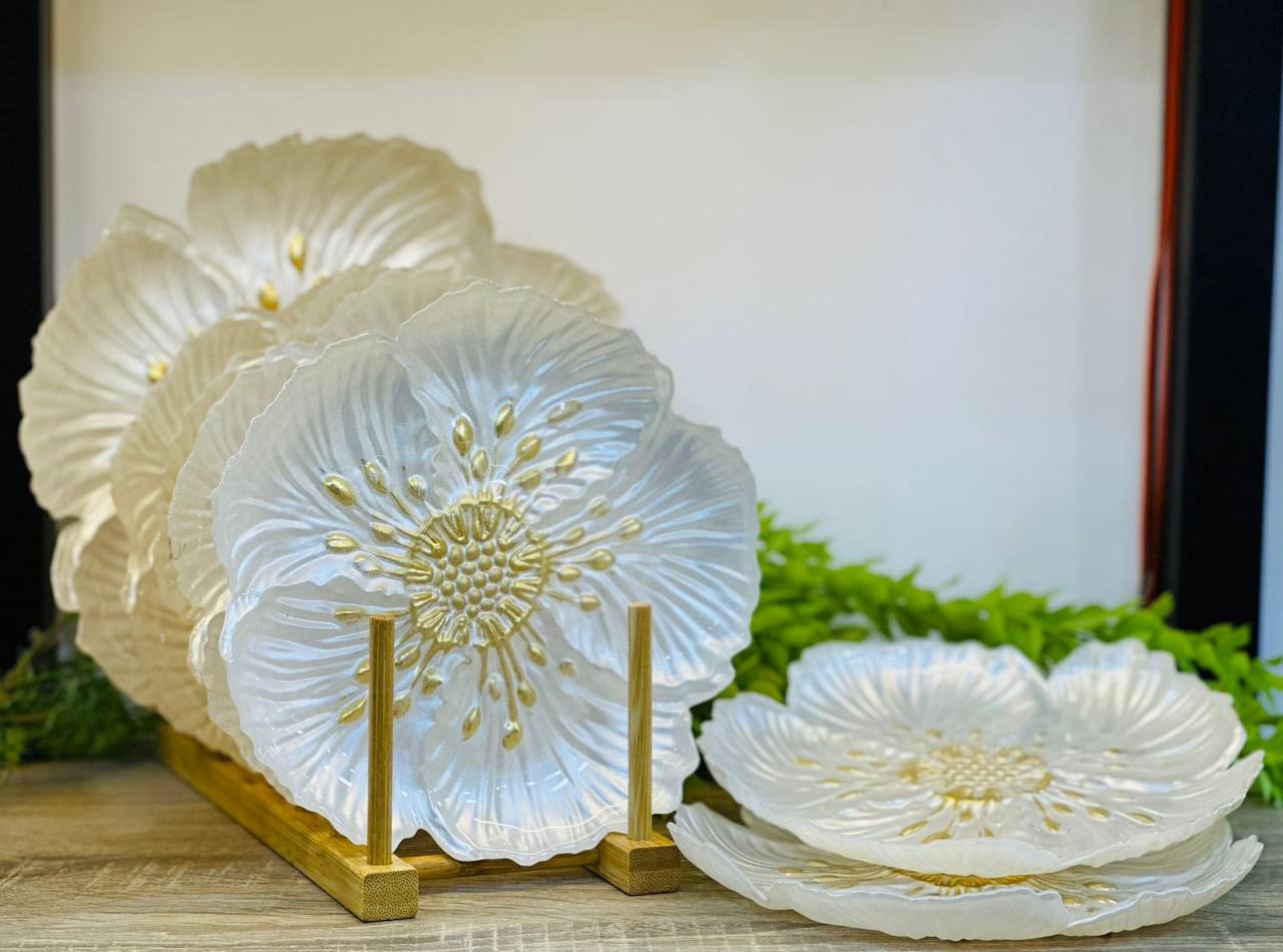 Inner Gold-Tipped Flower Plates